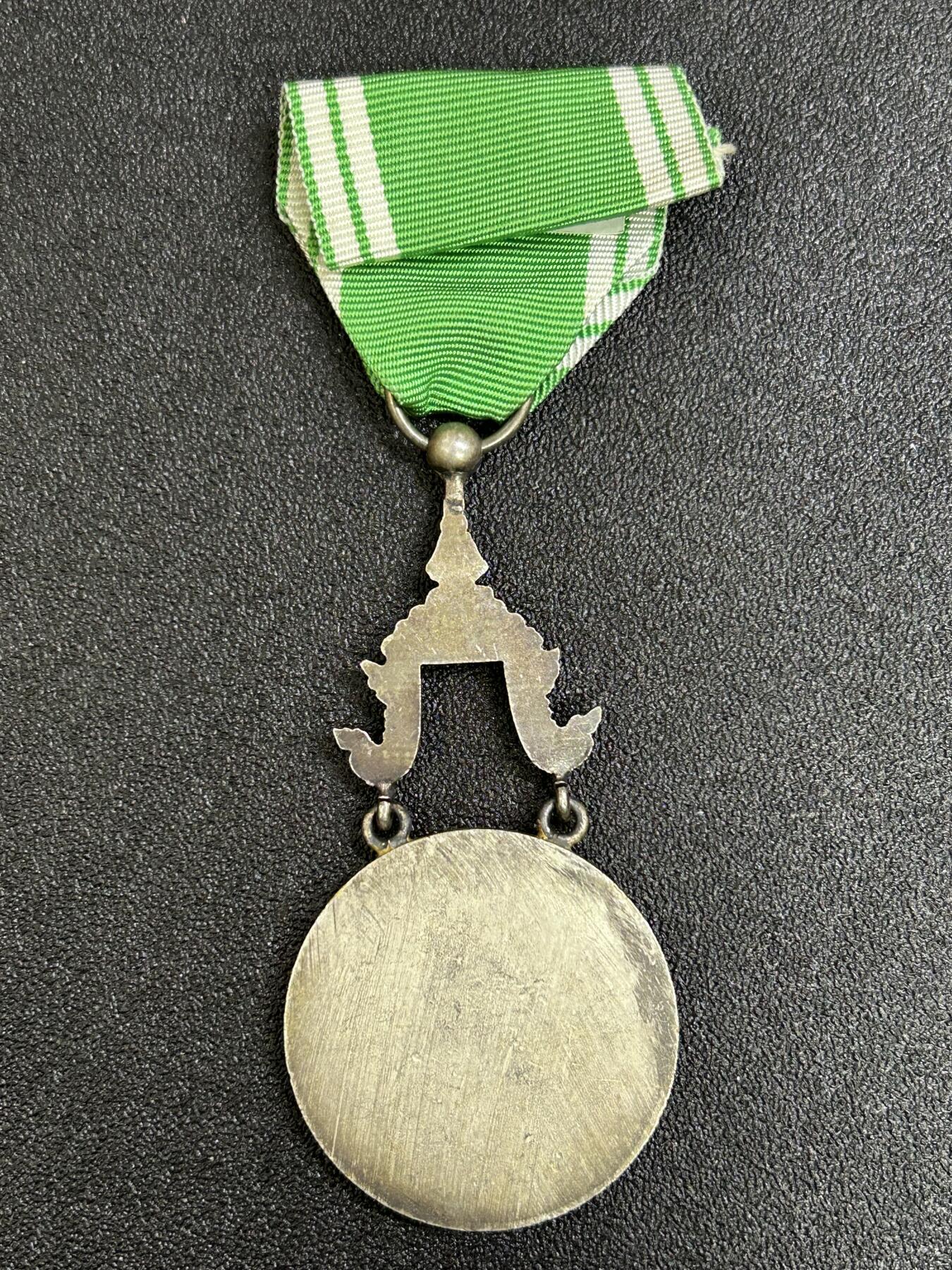 西秦中古拍卖第八十三期  老挝王国骑士级农业功勋勋章 由老挝王国西萨旺国王1950年11月20日设立。授予以奖励在农业和经济领域建设的功绩 法国版