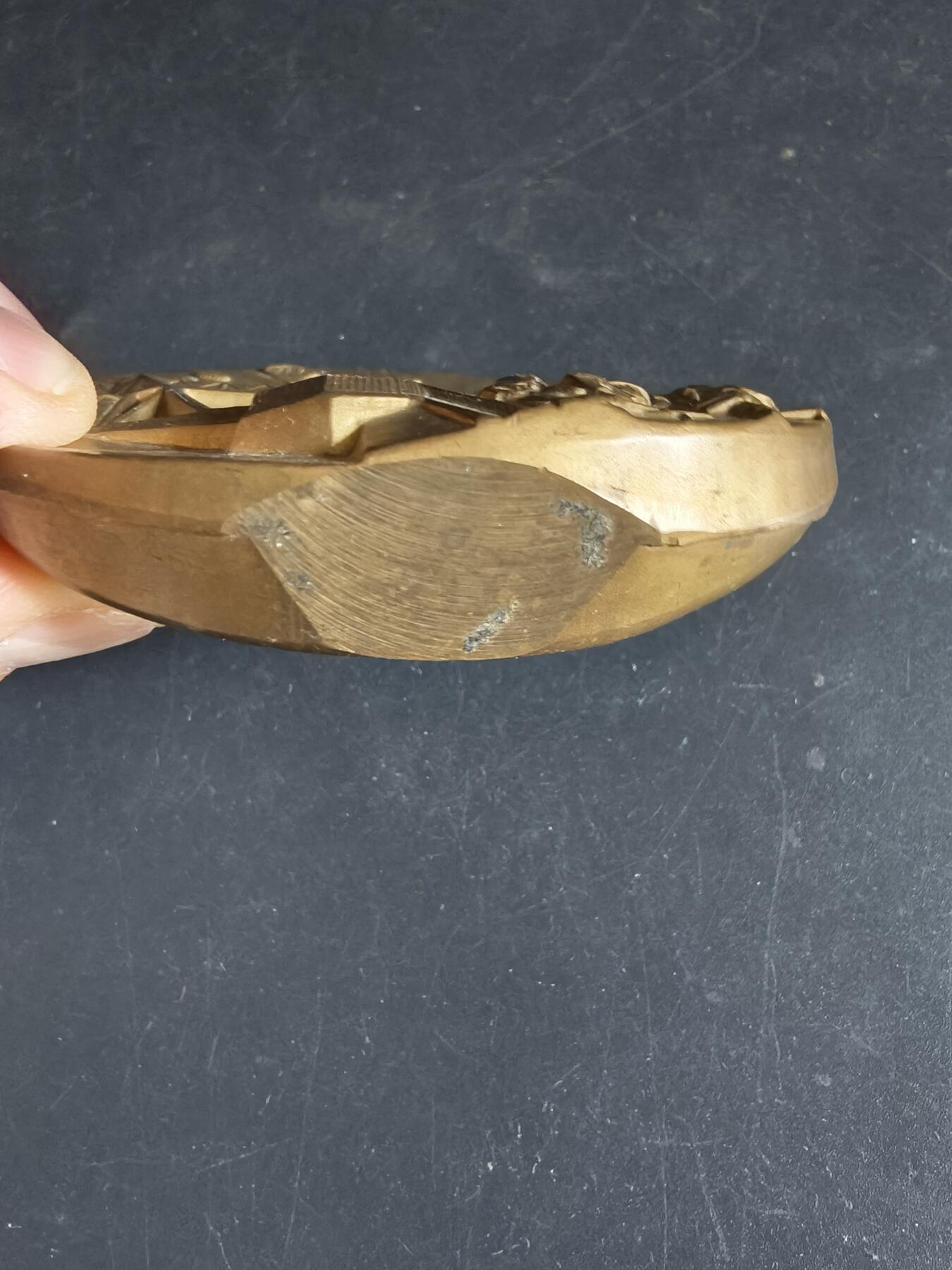 老王徽章第191期 法国诺曼底登陆纪念委员会异形大铜章     高浮雕     正面描绘了英国王牌第6空降师夺取飞马桥，阻止德军装甲部队向滩头阵地增援的场景          尺寸80×58mm      重量322.3g  