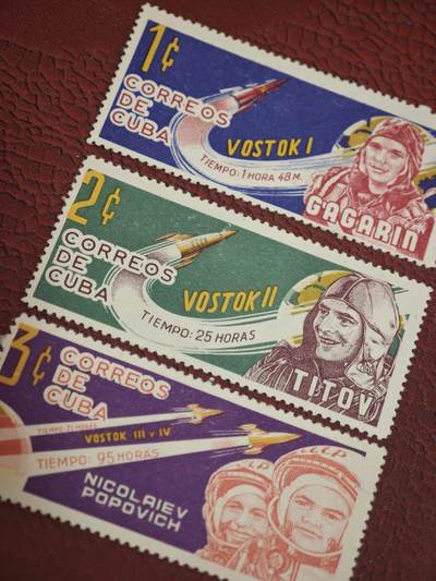 橙子收藏第七期 - 古巴1960年代苏联载人航天主题纪念邮票，有加加林-季托夫- 尼古拉耶夫- 波波维奇四位航天员 古巴邮政发行的、纪念苏联「东方号（Восток/VOSTOK）」系列载人航天任务的纪念邮票，全套3枚，是冷战时期社会主义阵营声援苏联航天成就的经典邮品，以西班牙语标注，主题均为人类早期载人航天的里程碑事件。