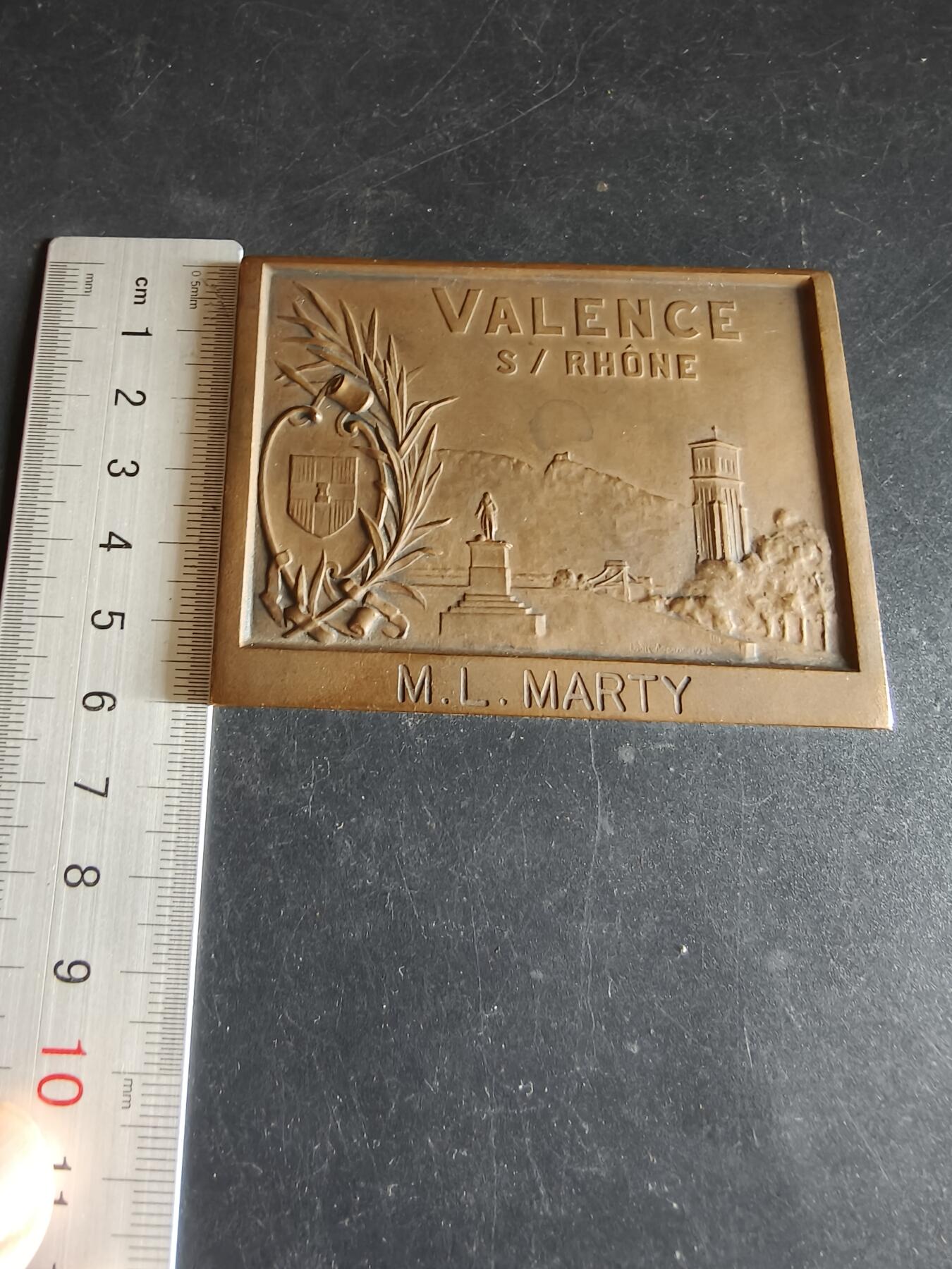 老王徽章第191期 1976年法国瓦朗斯大陆保险互助公司150周年方形大铜章        原盒         路易·奥坦作品      尺寸80×60mm     重量193.2g 