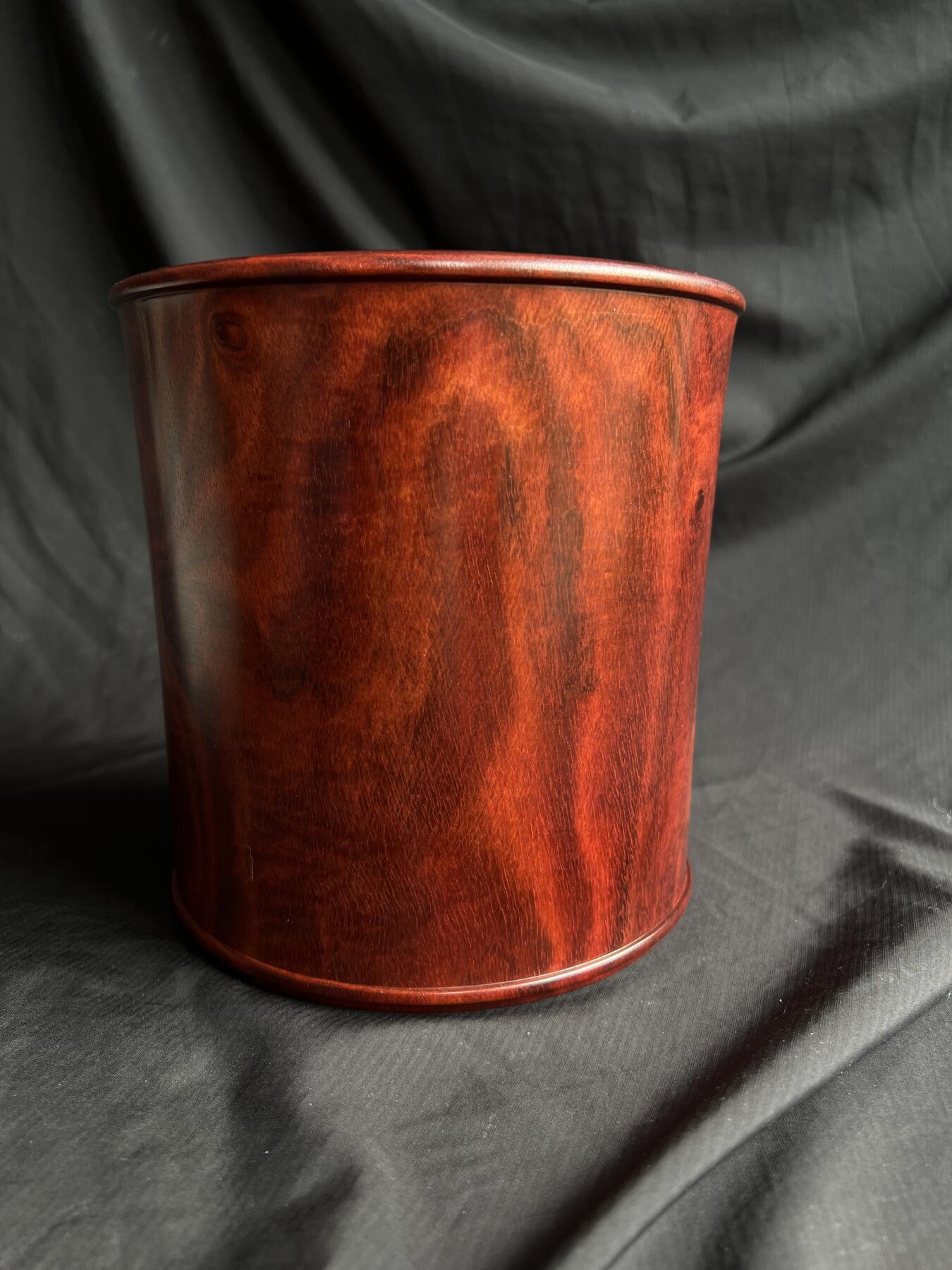 零元拍：精工非洲小叶紫檀（非印度小叶紫檀） 大号笔筒，满纹带水波带瘤子。差不多有七斤左右，精工打磨，花纹漂亮。16.8/16.5/15.5/壁厚约1.7CM。