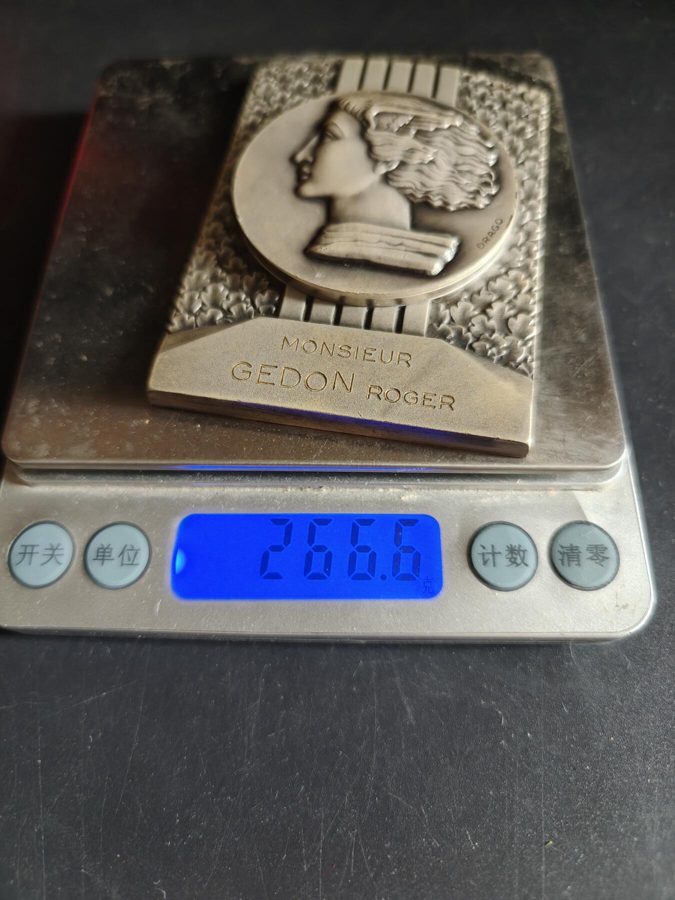 老王徽章第191期 法国1969年乌当世圣马蒂厄集市900周年方形镀银大铜章     原盒     正面为胜利女神形象    乌当市是法国中世纪重要的商贸城镇，圣马蒂厄集市最初是农业、牲畜交易集市，如今已发展为融合民俗、娱乐、商业的综合性节庆       尺寸80×60mm      重量266.6g