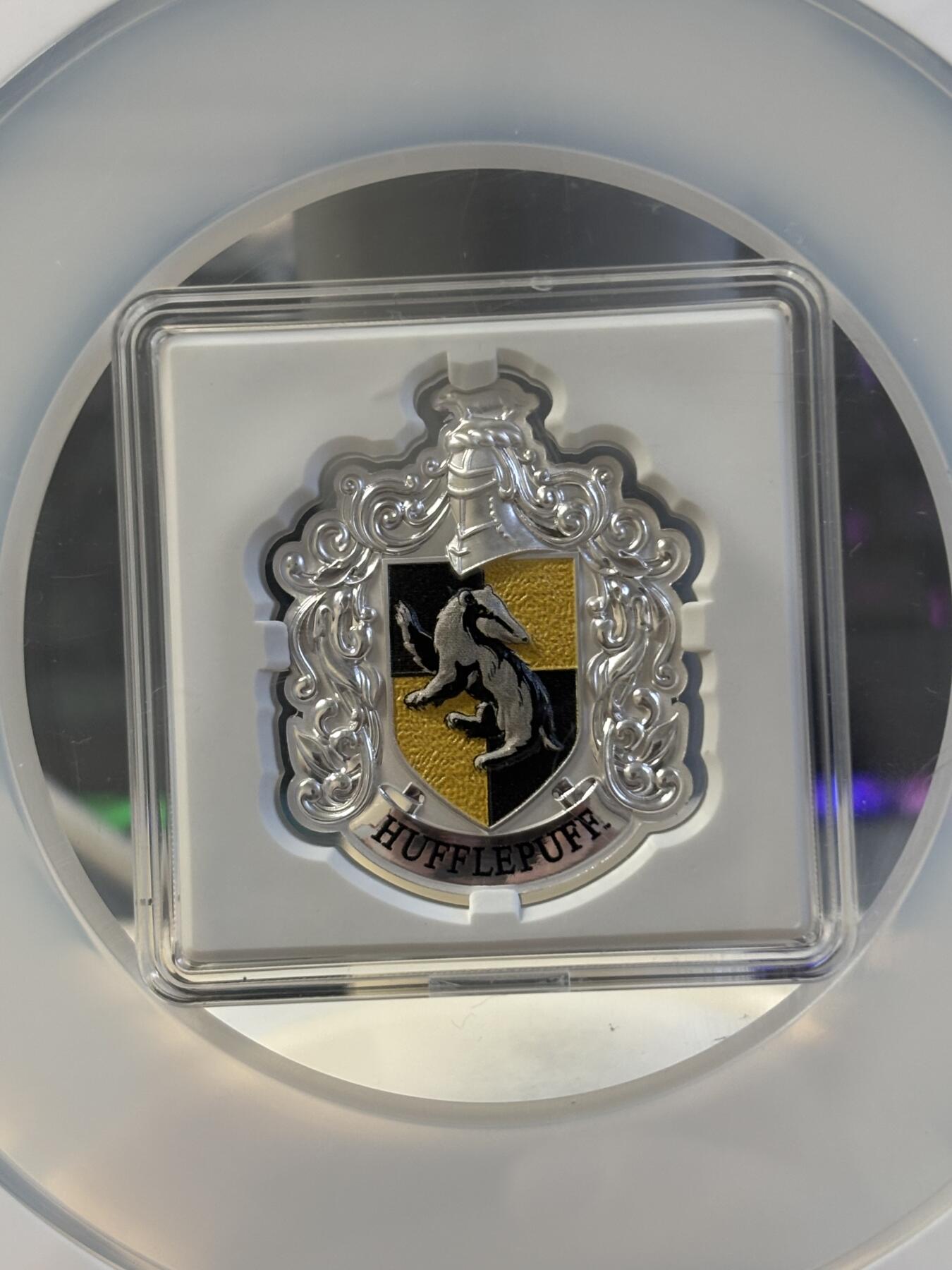 第197期拍卖 纽埃2021年哈利波特赫奇帕奇徽章纪念银币NGC-PF70首期无盒无证书，999银，发行5000枚