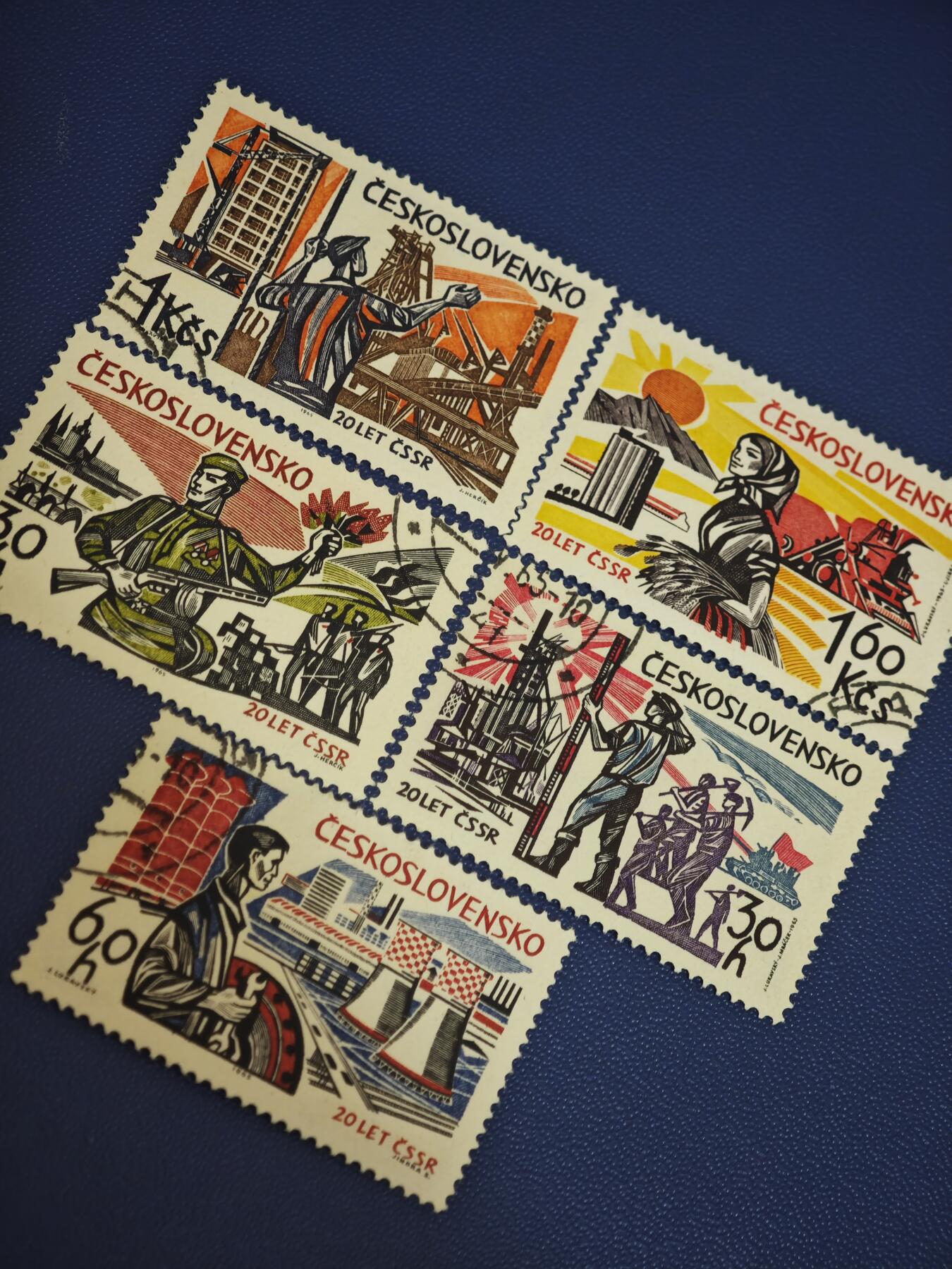 橙子收藏第七期 捷克斯洛伐克邮政1965年发行的解放20周年纪念邮票，全套共5枚，采用经典雕刻版工艺印刷，齿孔完整，邮戳清晰，整体品相完好。