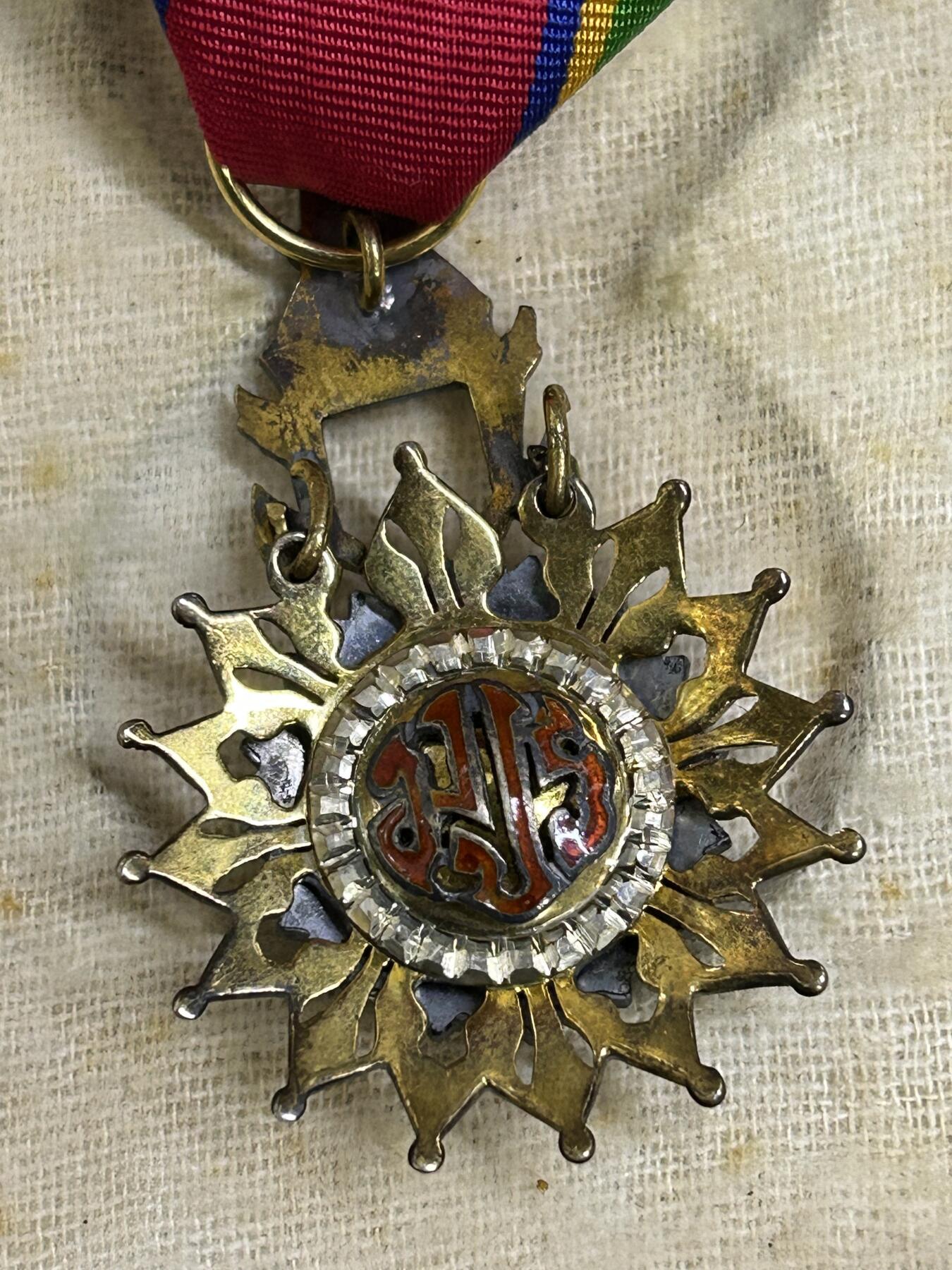 西秦中古拍卖第八十三期  泰国骑士级白象勋章 银制 带原盒