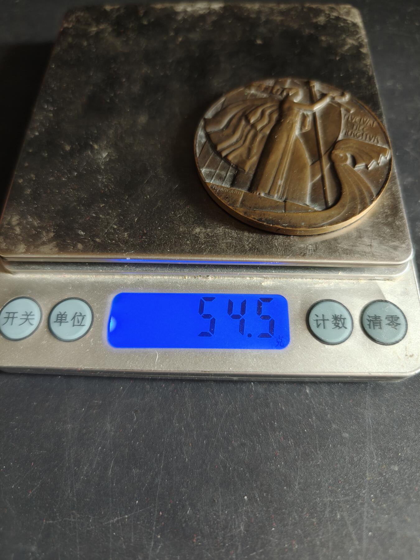 老王徽章第191期 法国巴黎电影-摄影-无线电职业教育协会大铜章    原盒，盒子背后老化开裂     装饰艺术大师夏尔·达曼作品     直径50mm     重量54.5g