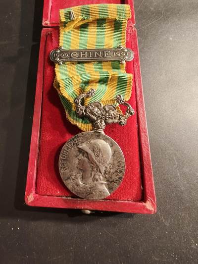 老王徽章第191期 - 法国庚子1900奖章    原盒    原铸950银     带勋条   右侧龙头有修复     