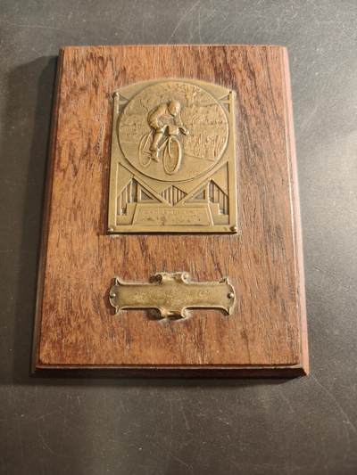 老王徽章第191期 - 法国自行车竞赛方形牌匾       尺寸10×13.5cm       重量122g