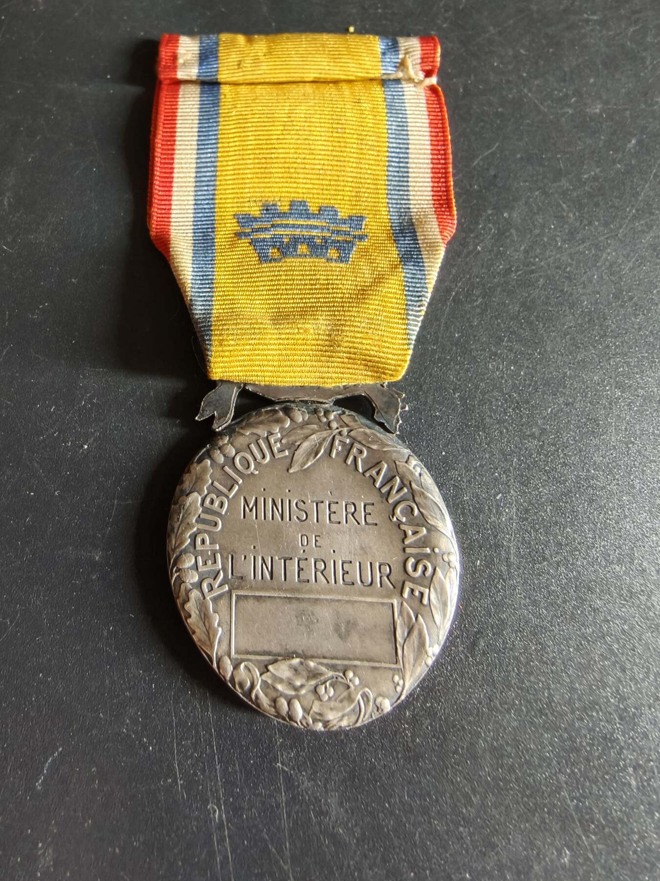 老王徽章第191期 法国银级内务部服役奖章     带纸盒    少见库德雷版本     800银     19.2g 