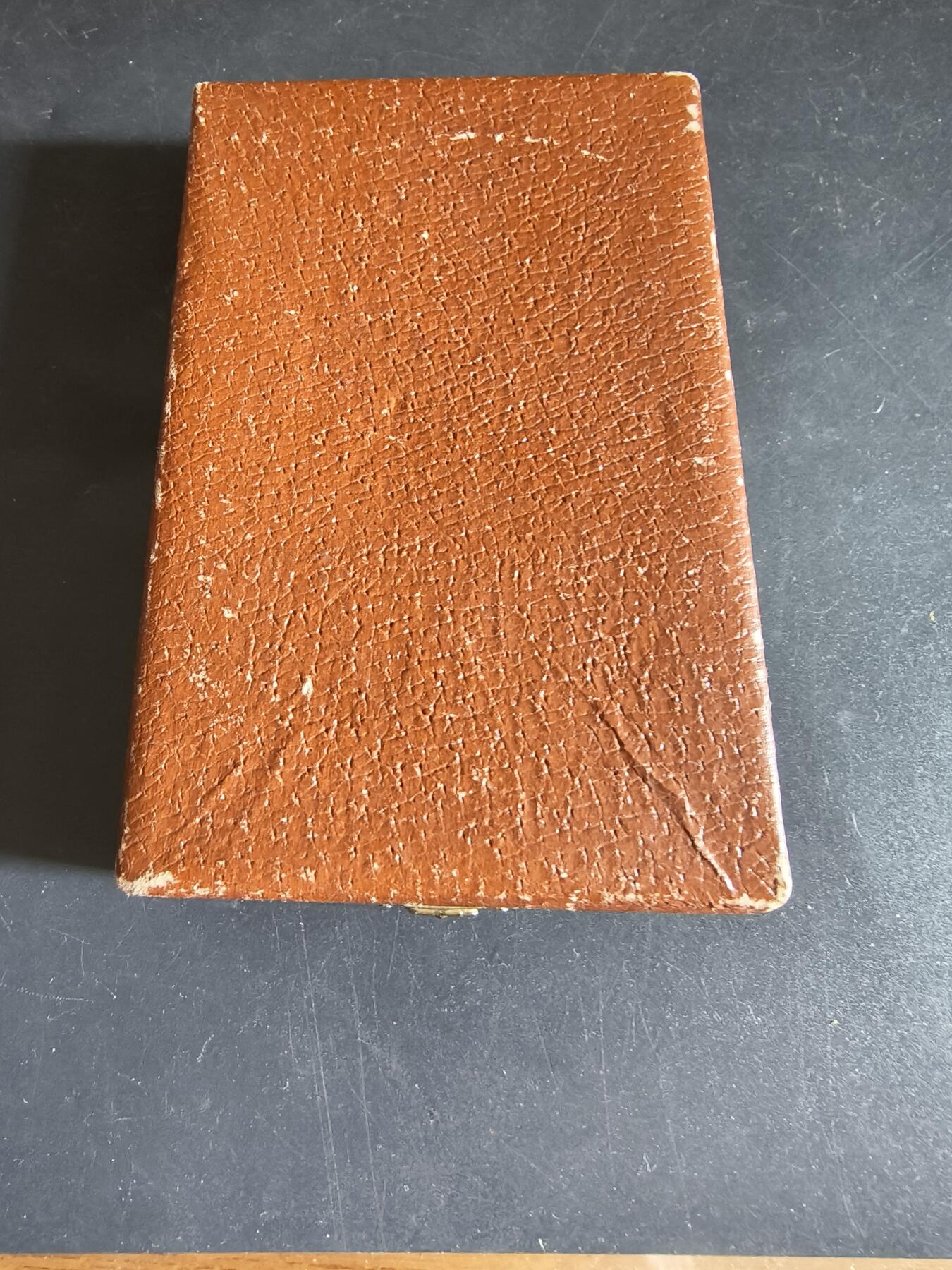 老王徽章第191期 法国拳击联合会1949年方形镀金大铜章    原盒    该章作者为以体育章牌雕刻闻名的大师安德烈·德鲁多内     尺寸56×100mm     重量258.8g