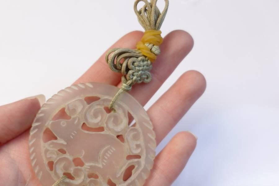 上海都达杂项专场七十二【全场包邮】 清代天然岫玉双面立体雕《生肖鼠》镂空挂件68-140