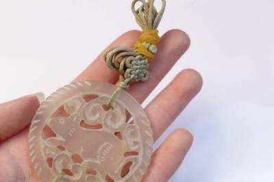 上海都达杂项专场103【全场包邮】  清代天然岫玉双面立体雕《生肖鼠》镂空挂件68-140