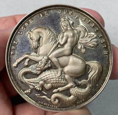 万国钱币拍卖第064期 - 1938-39年英国圣马丁中央学院圣乔治屠龙大银章 炫丽五彩高浮雕喷砂精制镜面难得 大规格收藏品质 45.5g 44mm