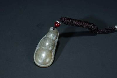 上海都达杂项专场七十二【全场包邮】 - 天然点墨青花和田玉精雕《福豆》挂件 附鉴定证书64-84