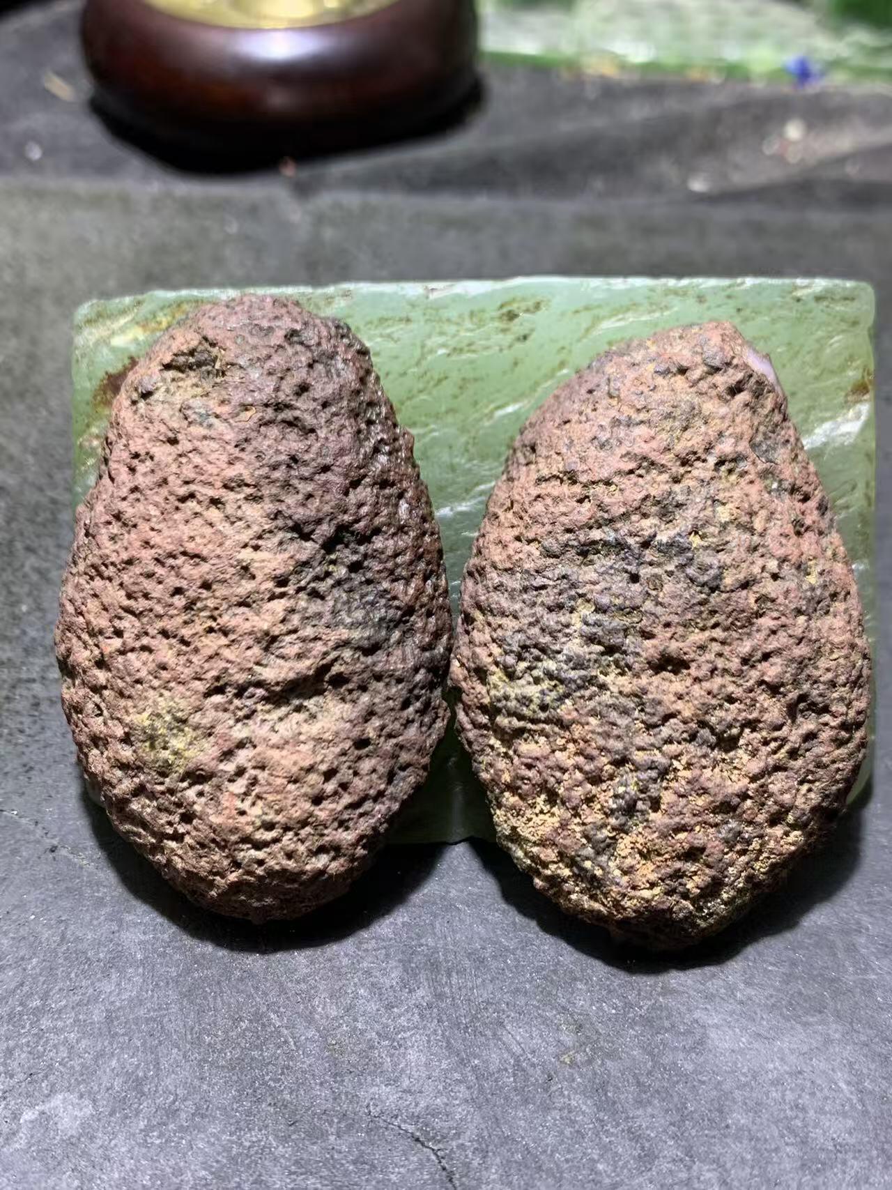 精美亚光原皮冰飘紫罗兰战国红玛瑙对切原石摆件一对，