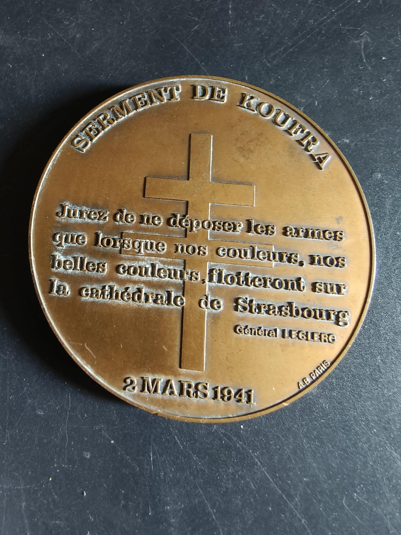 老王徽章第191期 法国1941年勒克莱尔将军库夫拉宣誓50周年大铜章      高浮雕      二战北非战场，自由法国运动处于最低谷。1940年法国投降后，勒克莱尔将军毅然投身自由法国，在利比亚南部的库夫拉（法属北非殖民地）集结军队，宣誓抵抗纳粹德国         直径72mm     重量155.9g 