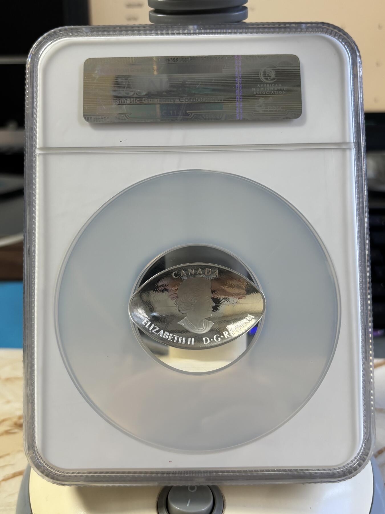 第197期拍卖 加拿大2017橄榄球1盎司纪念异形银币NGC-PF70首无盒证书，9999银，发行8500枚，评级盒有破