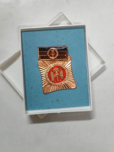 韵星假日军品类拍卖第51期  -- Rimey Holidays Militaria Auction 51 - 民主德国集体劳动模范奖章带原盒