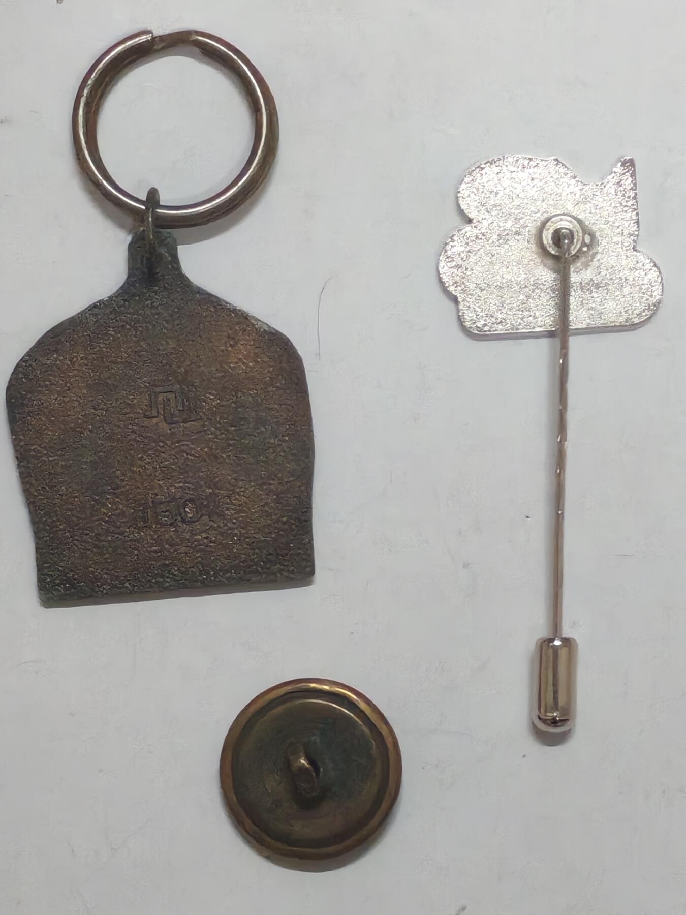 韵星假日军品类拍卖第51期  -- Rimey Holidays Militaria Auction 51 魏玛德国纽扣挂章一对 联邦德国动物救助协会证章