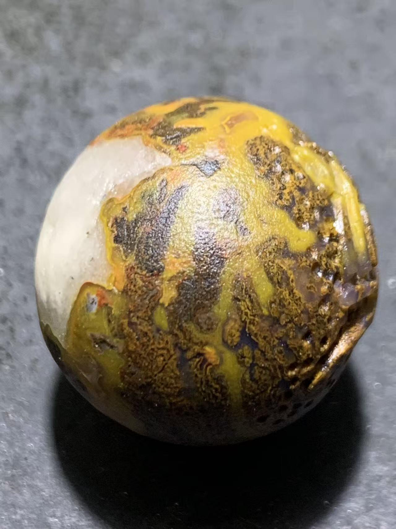 精美亚光风化纹冰飘草花纹战国红玛瑙手工雕刻珠一颗！