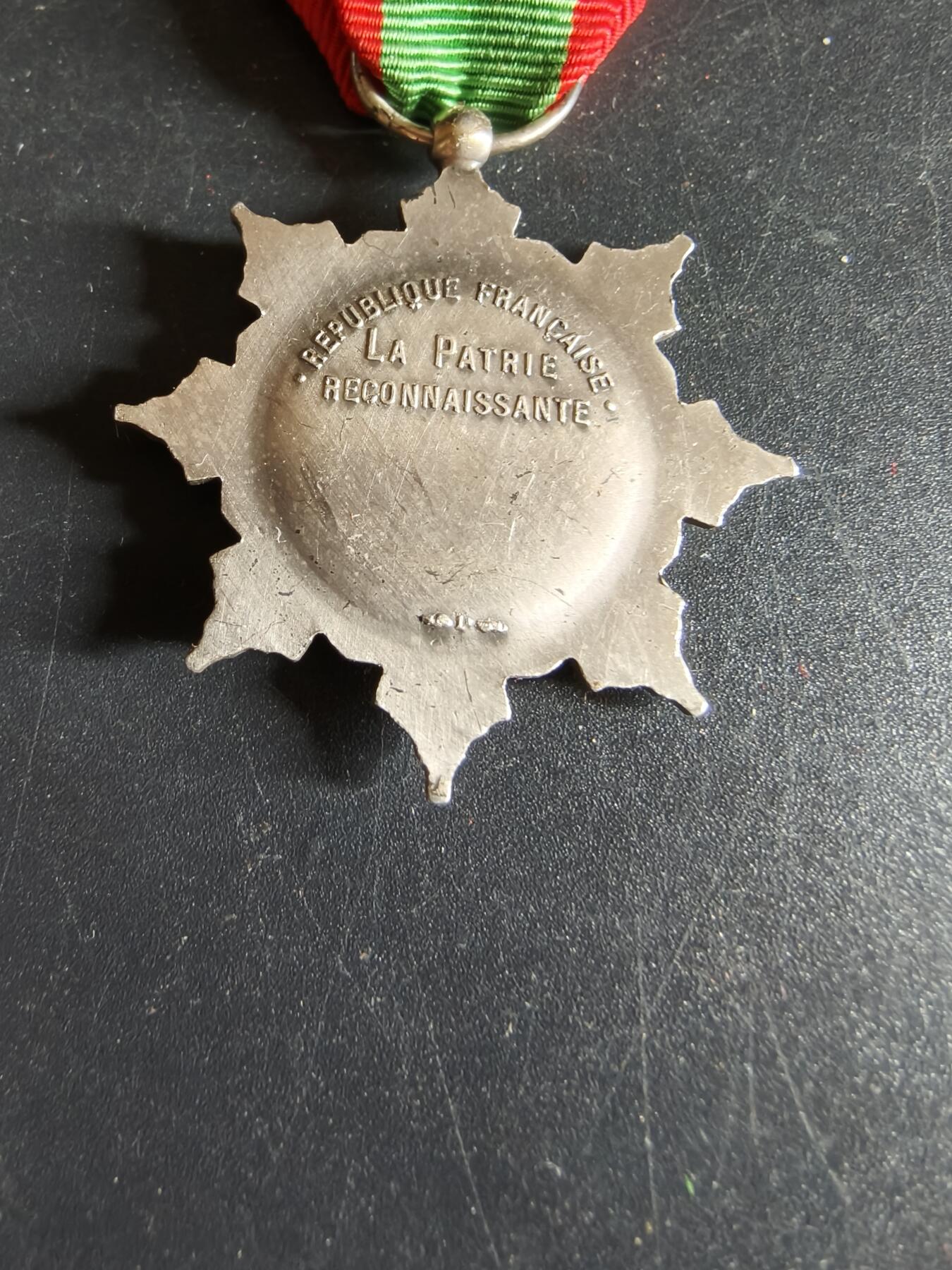 老王徽章第191期 法国银级军官级母亲奖章     925银材质     17.2g