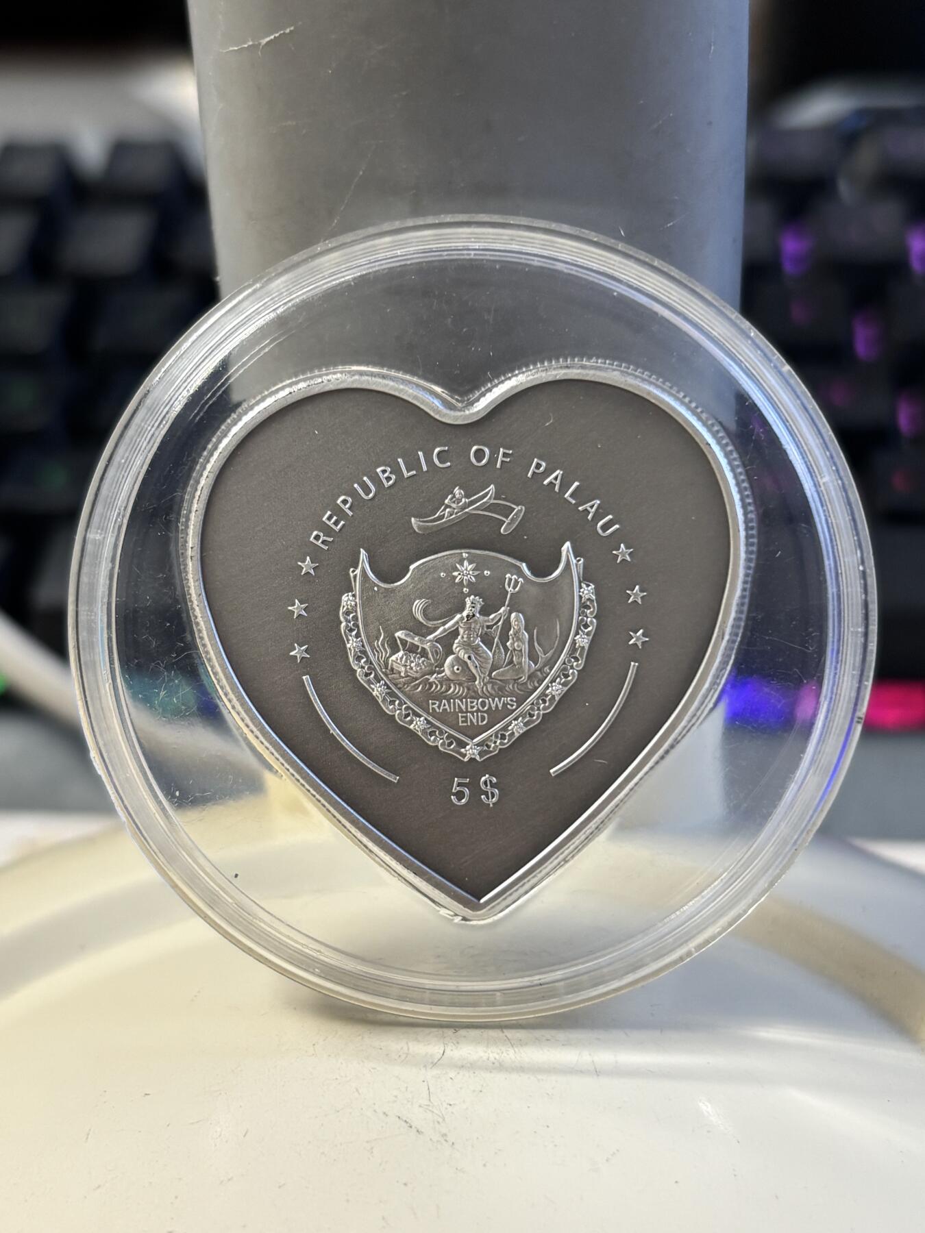 第196期拍卖 帕劳2013年爱你一生一切为你心形镶嵌琥珀仿古银币，999银，发行5000枚