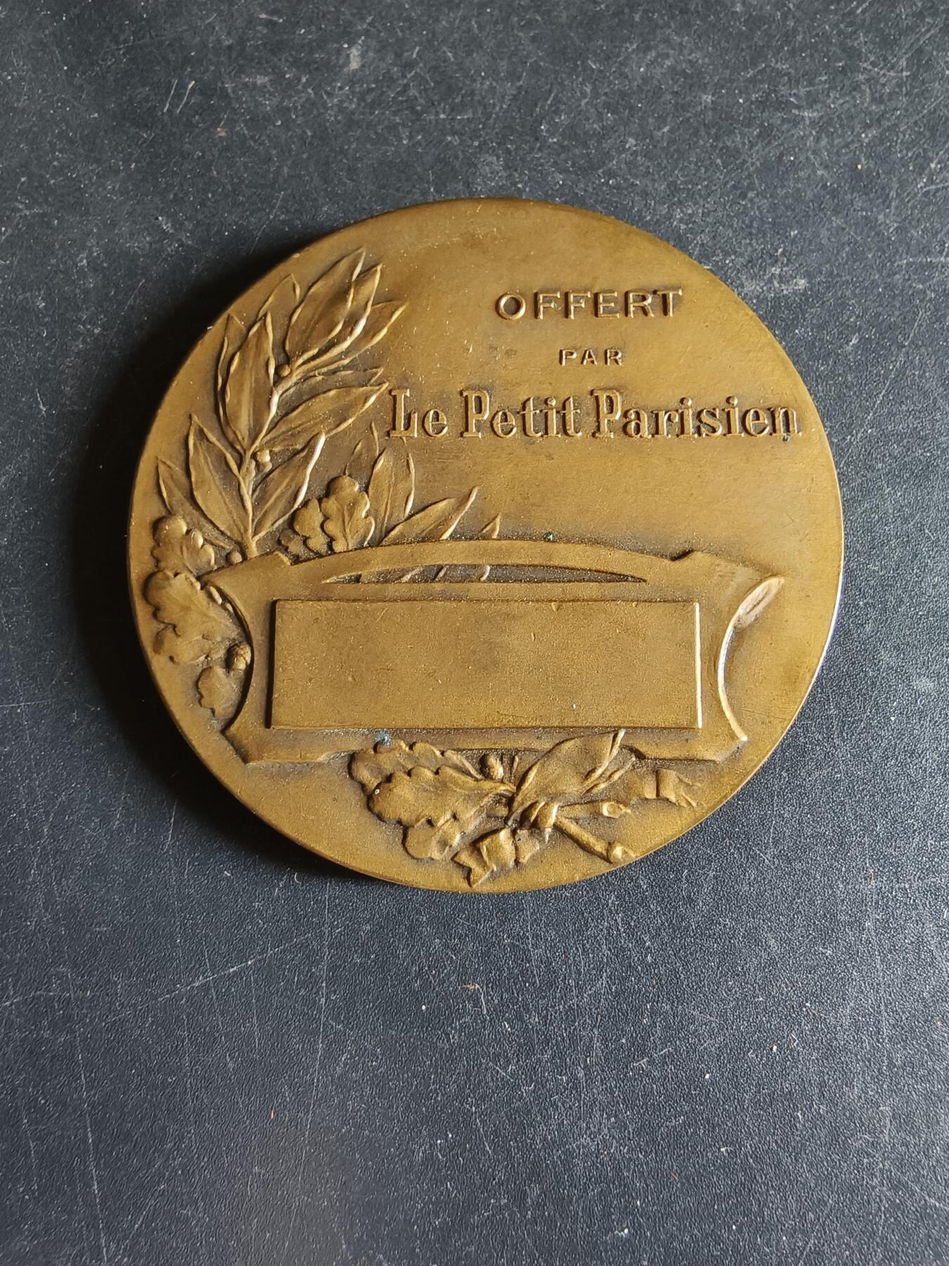 老王徽章第191期 法国《小巴黎人》报田径竞赛大铜章      大师Fraise作品     直径50mm     重量55.6g