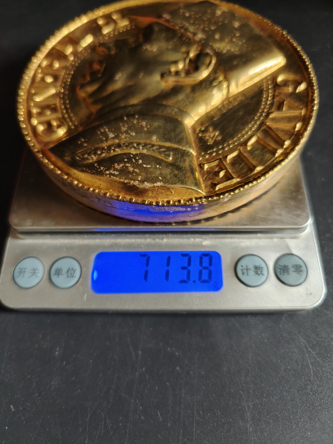 老王徽章第191期 法国夏尔戴高乐将军逝世镀金大铜章     原盒带证书    大师阿尔贝·德·耶格尔作品     青铜镀24k金      带边铭     直径10.7cm      重量713.8g