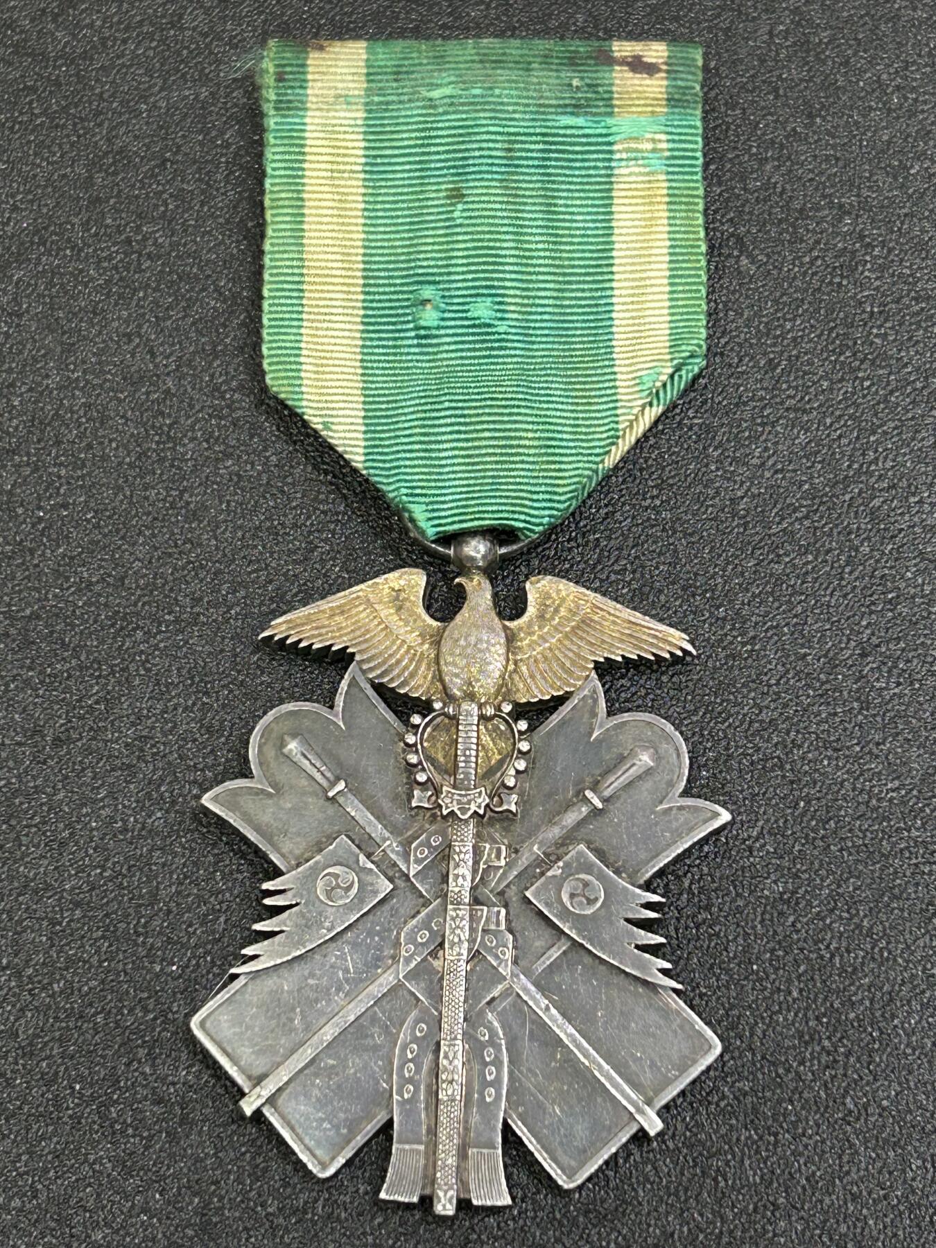 西秦中古拍卖第八十三期  不忘历史·抗战收藏 日本七等金鸟勋章 非常大一块银 银制