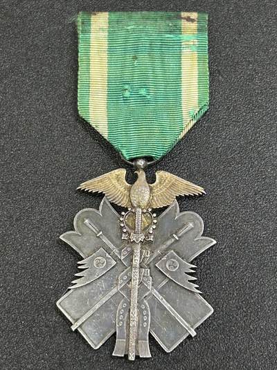 西秦中古拍卖第八十三期  - 不忘历史·抗战收藏 日本七等金鸟勋章 非常大一块银 银制