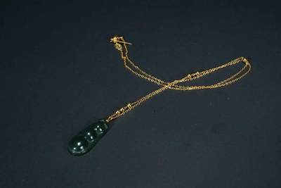 上海都达杂项专场六十六【全场包邮】 - 天然和田玉青玉精雕《福豆》挂件 附鉴定证书66-257