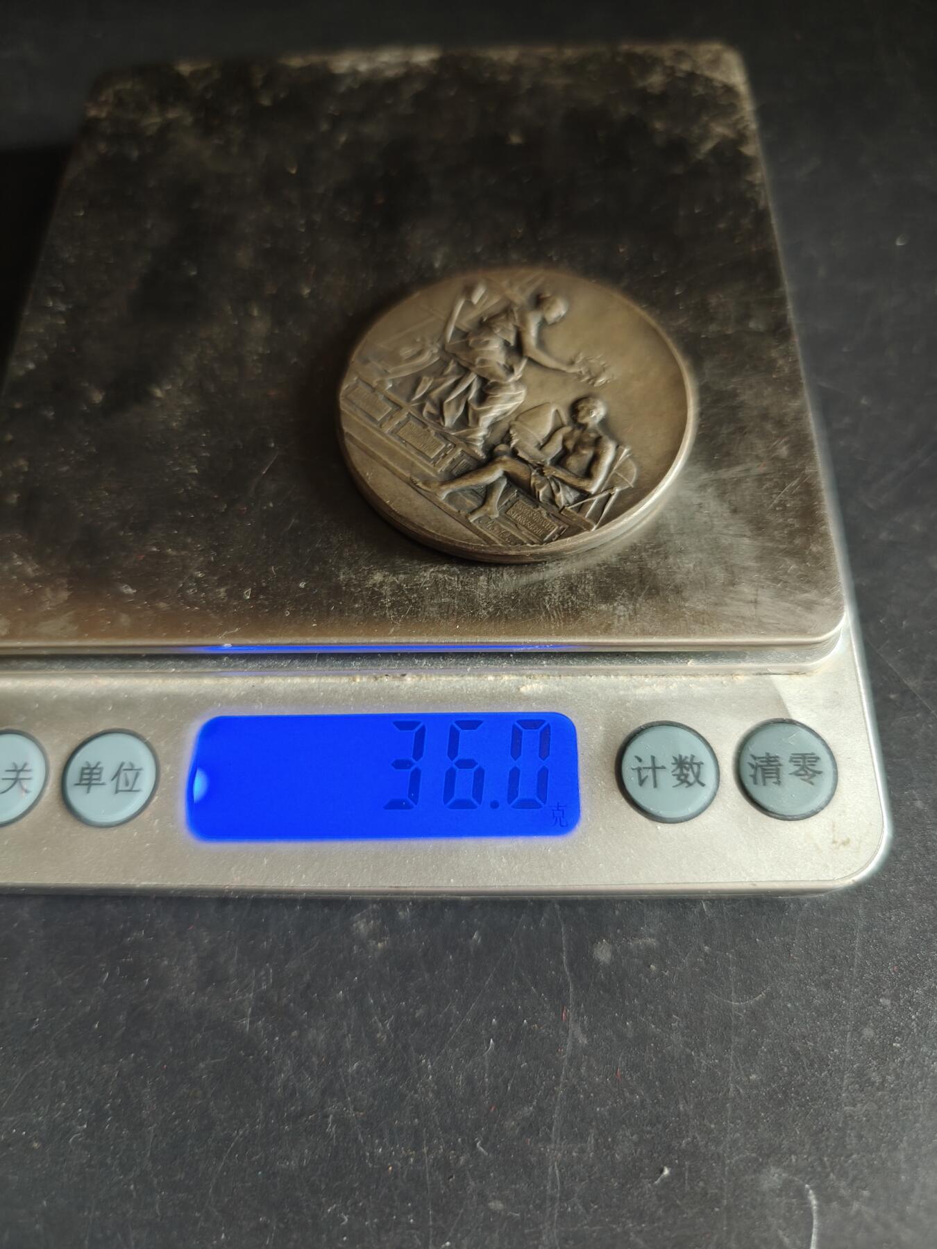 老王徽章第191期 法国1922年工商雇员工会镀银大铜章     大师里维特作品    新古典主义风格的知识/学术女神向劳动者授予月桂枝      原盒      直径42mm    重量36g 