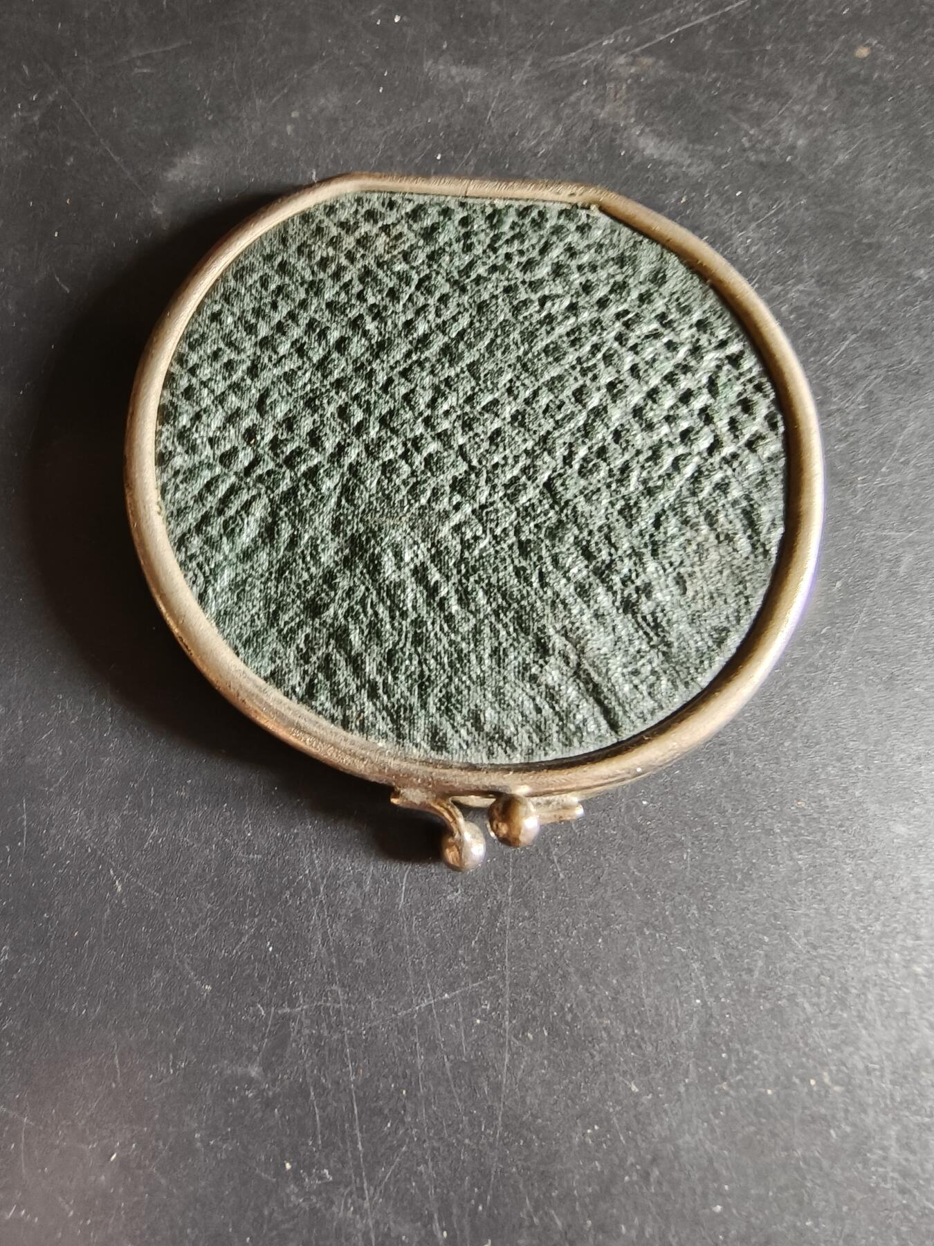 老王徽章第191期 法国1908年国民议会议长亨利·布里松第15次连任大铜章     原盒高浮雕       亨利·布里松是法国第三共和国传奇政治家、共和派领袖，法国近代史上任期最长的国民议会议长，曾任法国总理（1898年），是德雷福斯事件中正义的坚定捍卫者        背面为花环玛丽安娜与国民议会所在地波旁宫         直径56mm      重量86.6g