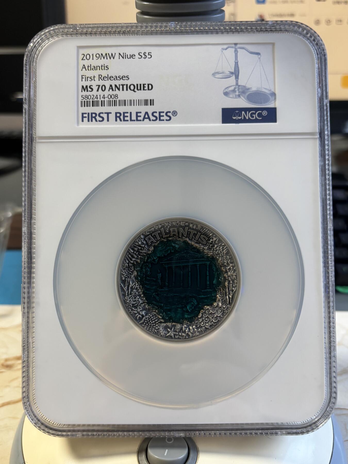 第197期拍卖 纽埃2019年发行亚特兰蒂斯海底迷宫镶嵌树脂2盎司高浮雕仿古纪念银币NGC-MS70首无盒证书，999银，发行500枚