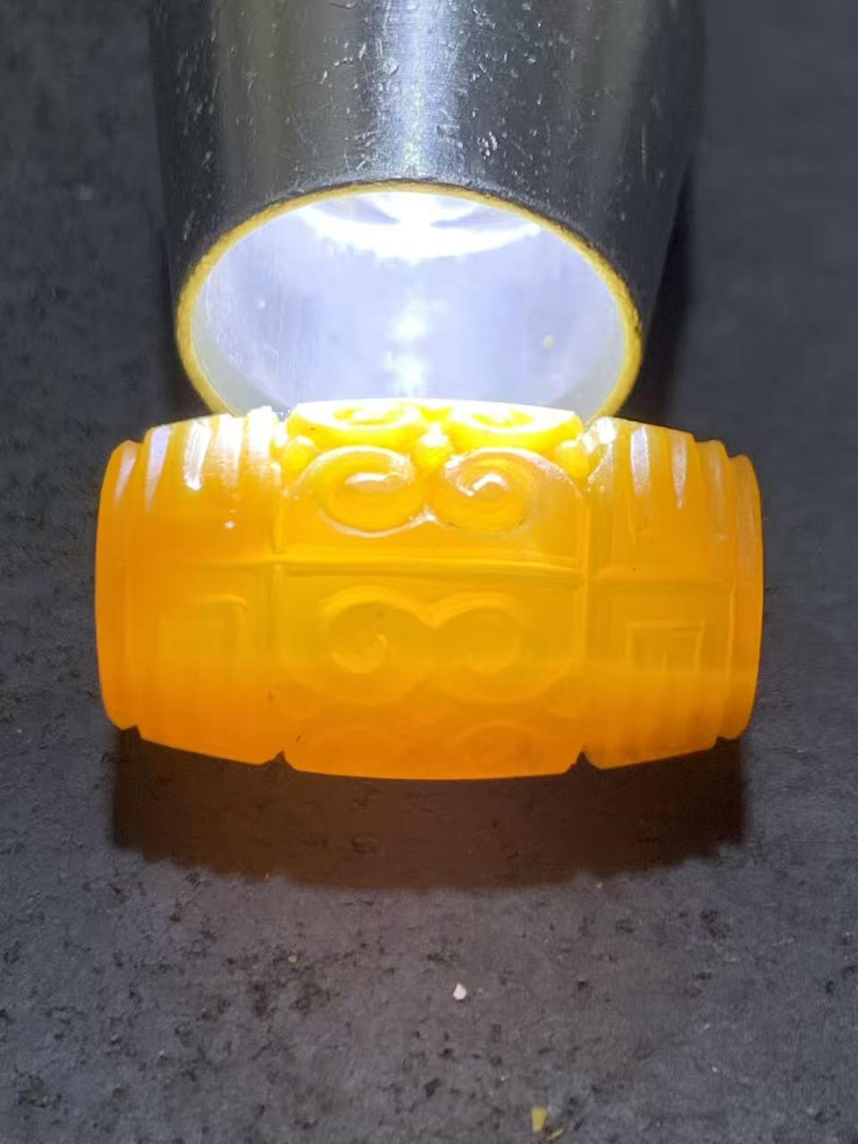 精美高润度冻料鸡油黄战国红玛瑙手工雕刻回纹桶珠一颗，