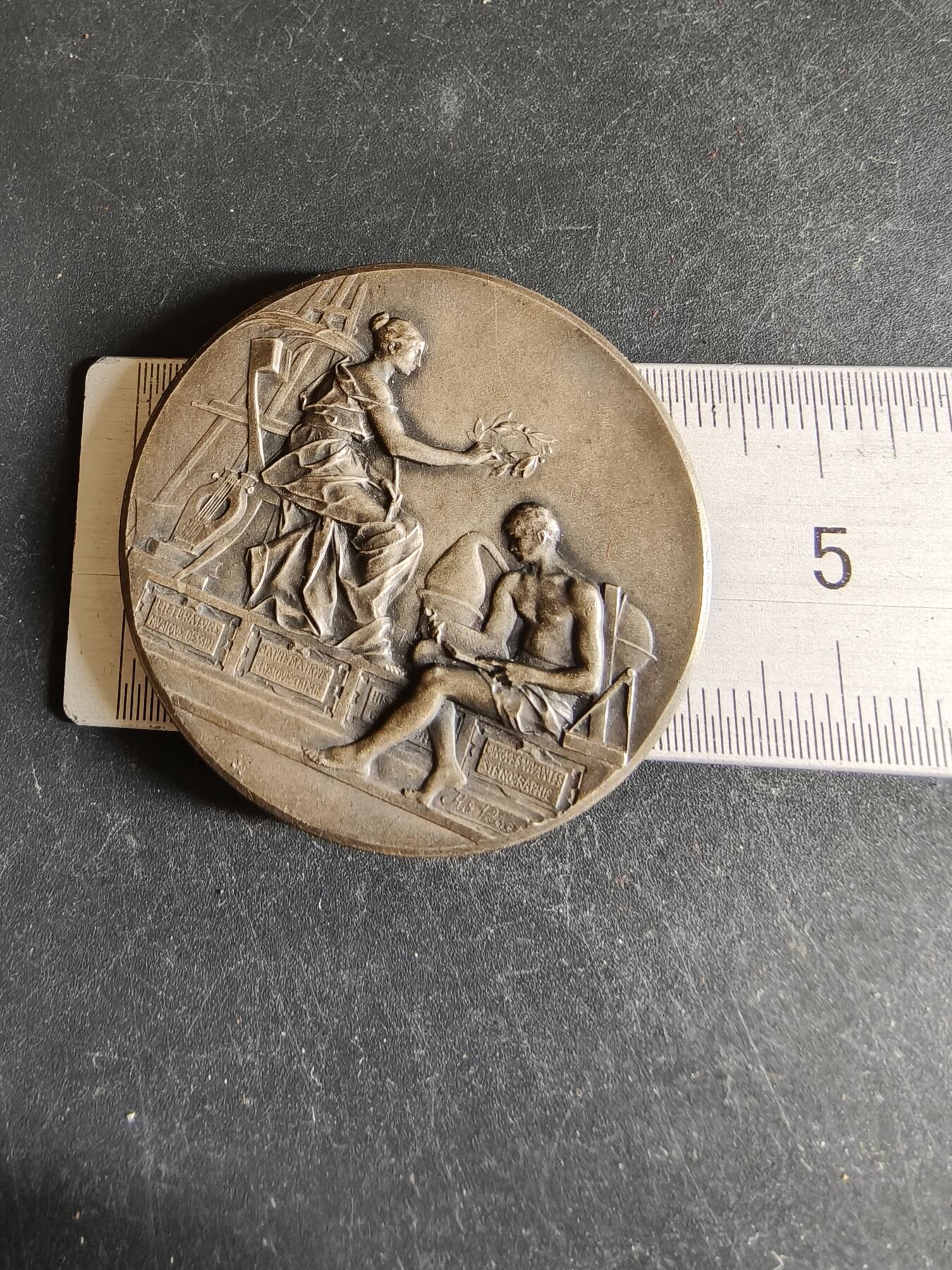 老王徽章第191期 法国1922年工商雇员工会镀银大铜章     大师里维特作品    新古典主义风格的知识/学术女神向劳动者授予月桂枝      原盒      直径42mm    重量36g 