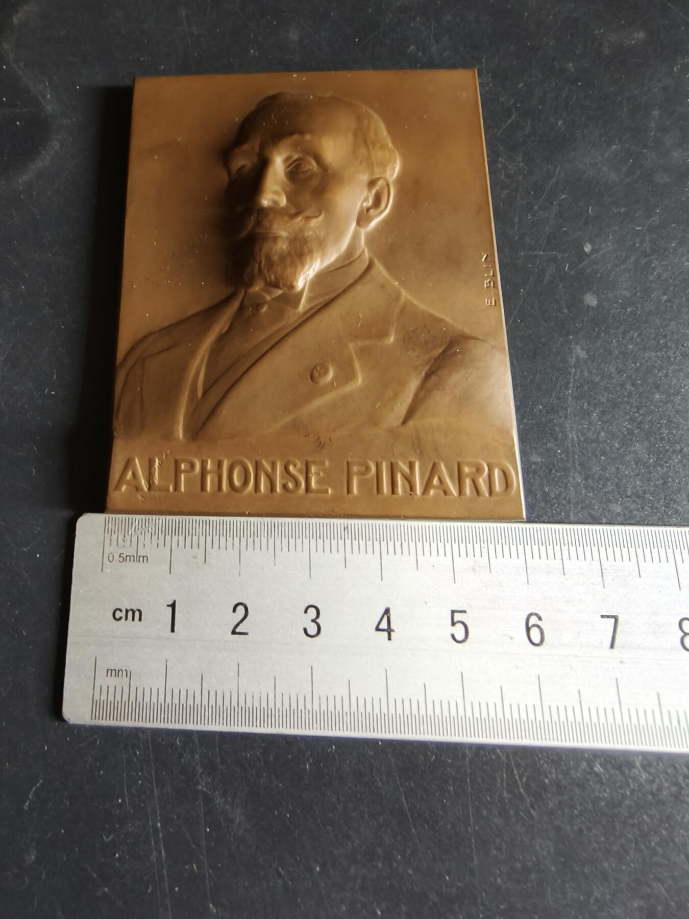 老王徽章第191期 法国冶金工业协会主席阿尔方斯·皮纳尔获得指挥官级荣誉军团勋章方形大铜章      阿尔方斯·皮纳尔是20世纪初法国工业届领袖，身兼冶金，铸造，工商等核心组织的荣誉主席职任，于1900年获颁指挥官级荣誉军团勋章        大师埃米尔·布兰作品      尺寸60×75mm     重量188.1g     原盒盒子有损坏