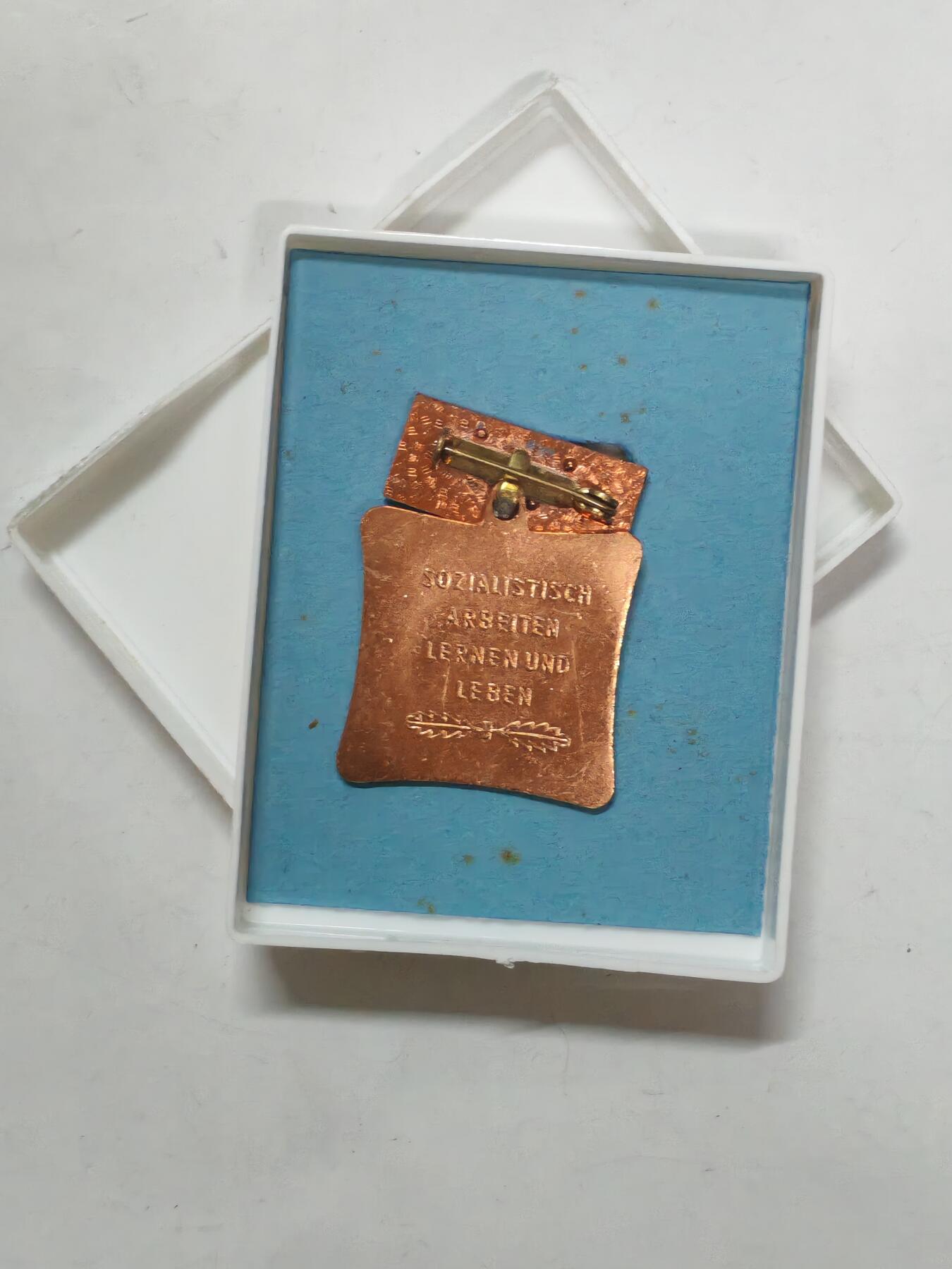 韵星假日军品类拍卖第51期  -- Rimey Holidays Militaria Auction 51 民主德国集体劳动模范奖章带原盒