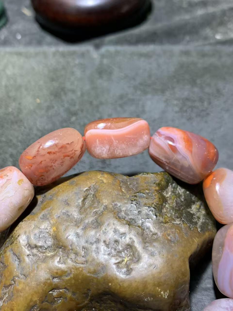 川料冰飘南红玛瑙原皮随形手串一条，