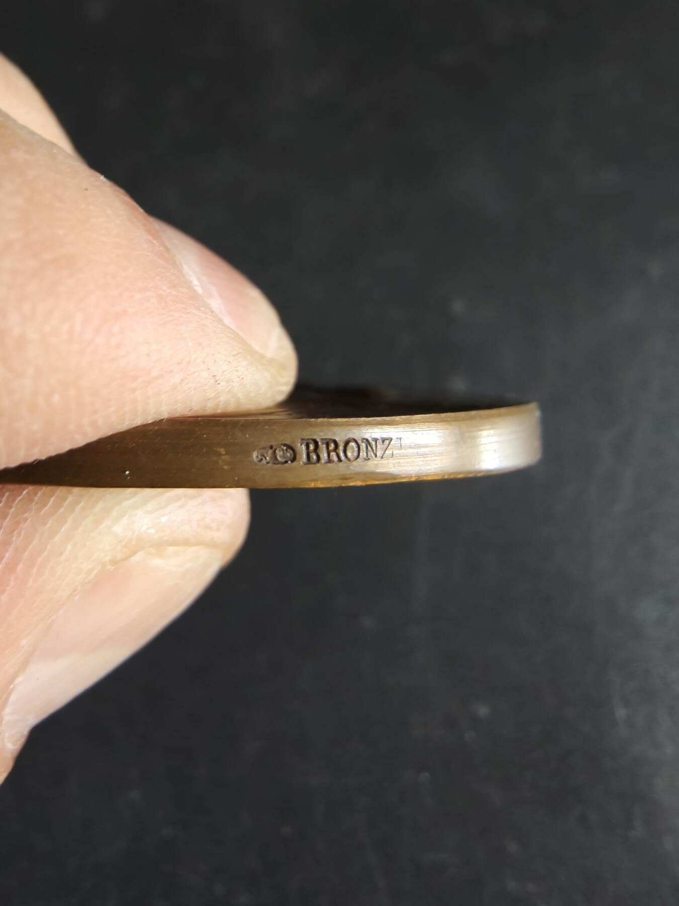 老王徽章第191期 法国驻巴黎巴西侨民直径阿尔贝托·桑托斯-杜蒙大铜章     原盒      新艺术风格航空女神形象    阿尔贝托·桑托斯·杜蒙为巴西传奇航空先驱、人类航空史的奠基人之一，被巴西尊为“航空之父”，发明了飞艇并成功于1906年驾驶6号飞艇完成环绕埃菲尔铁塔飞行一圈并返航         大师皮列作品       直径50mm    重量56g 