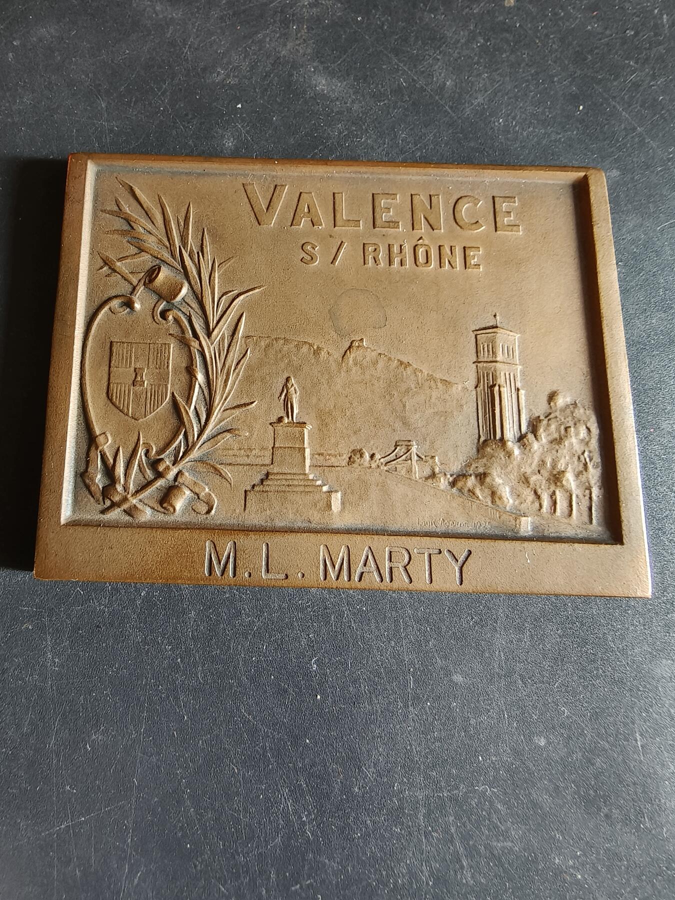 老王徽章第191期 1976年法国瓦朗斯大陆保险互助公司150周年方形大铜章        原盒         路易·奥坦作品      尺寸80×60mm     重量193.2g 