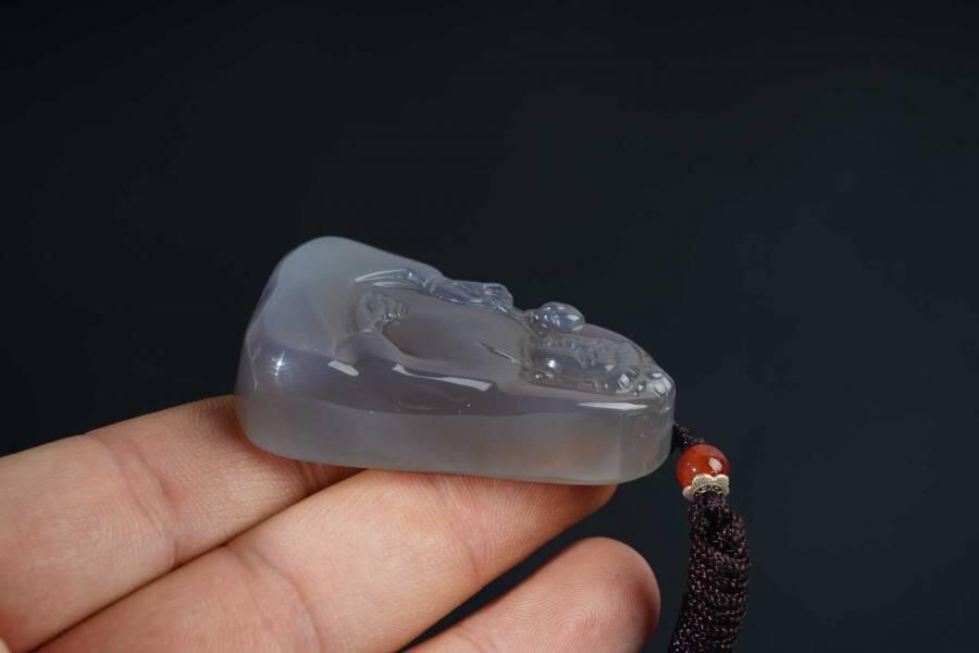 上海都达杂项专场七十二【全场包邮】 天然冰透玛瑙精雕《素衣观音》挂件68-137