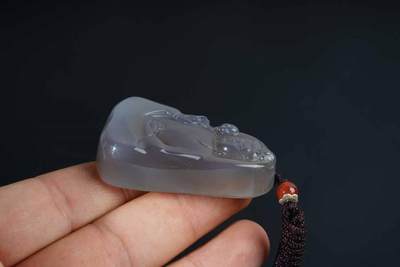 上海都达杂项专场103【全场包邮】  天然冰透玛瑙精雕《素衣观音》挂件68-137