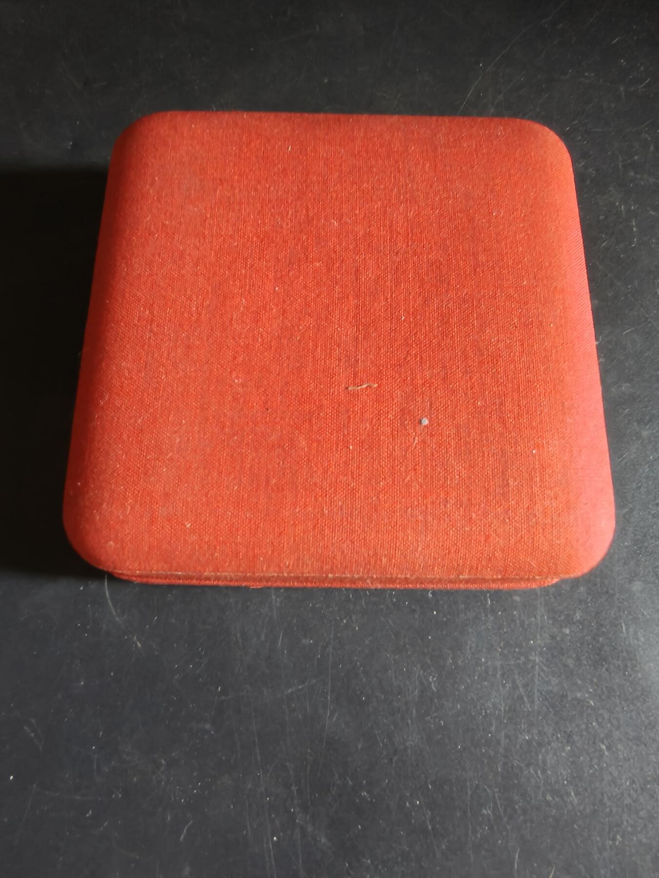 老王徽章第191期 1976年法国瓦朗斯大陆保险互助公司150周年方形大铜章        原盒         路易·奥坦作品      尺寸80×60mm     重量193.2g 