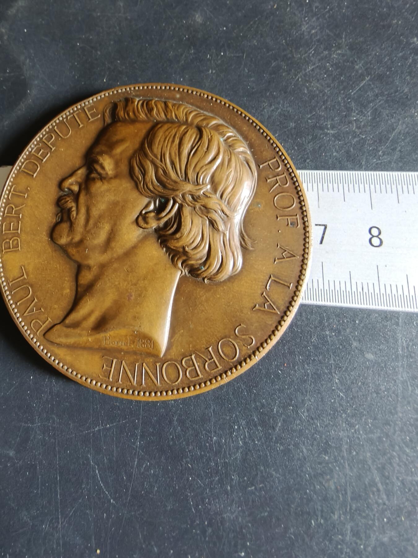 老王徽章第191期 法国教育协会教育家保罗·贝尔大铜章     原盒高浮雕     直径68mm      重量134.5g