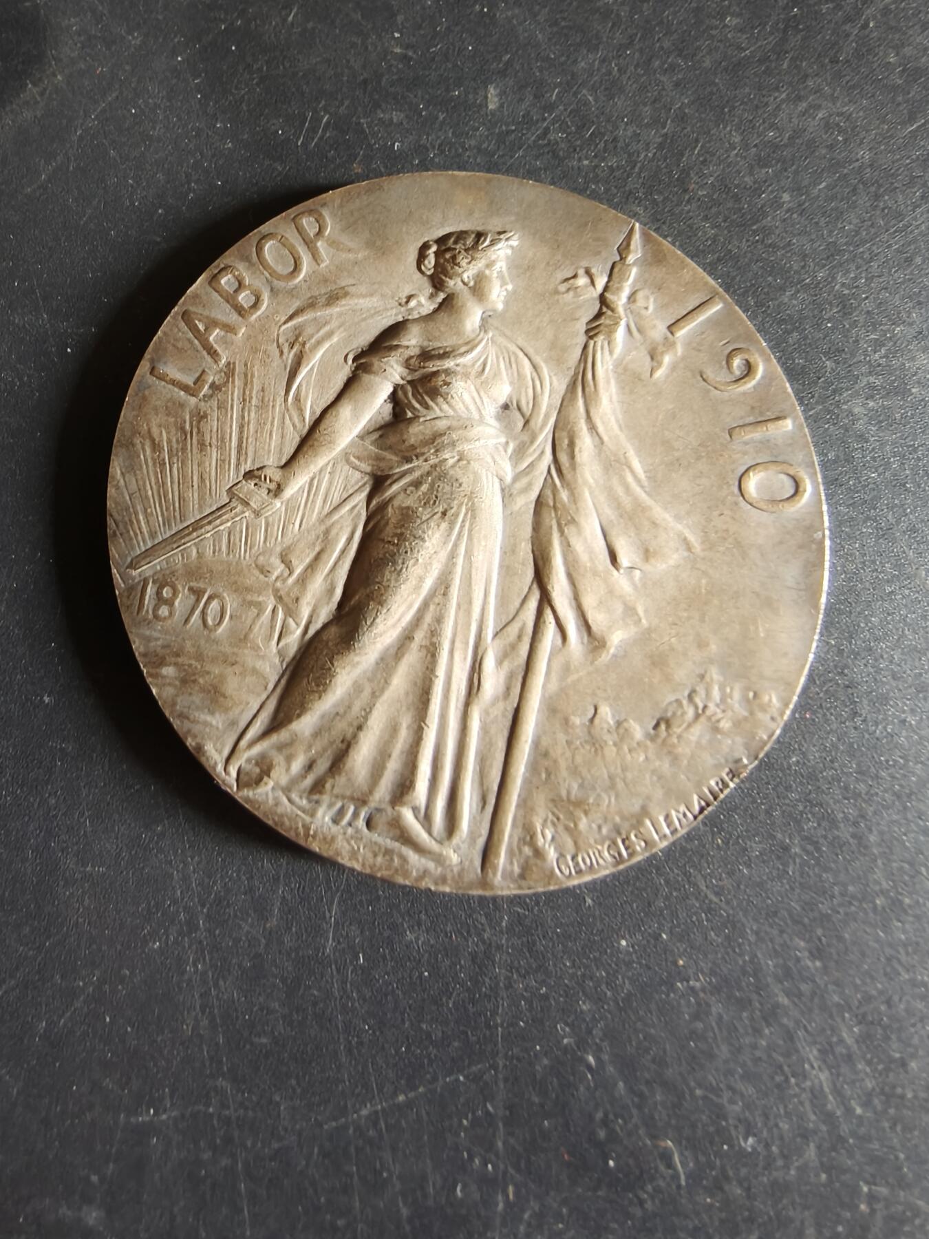 老王徽章第191期 法国劳动主题镀银大铜章       原盒     大师乔治·勒梅尔作品      新古典主义风格胜利女神        直径50mm     重量54.2g