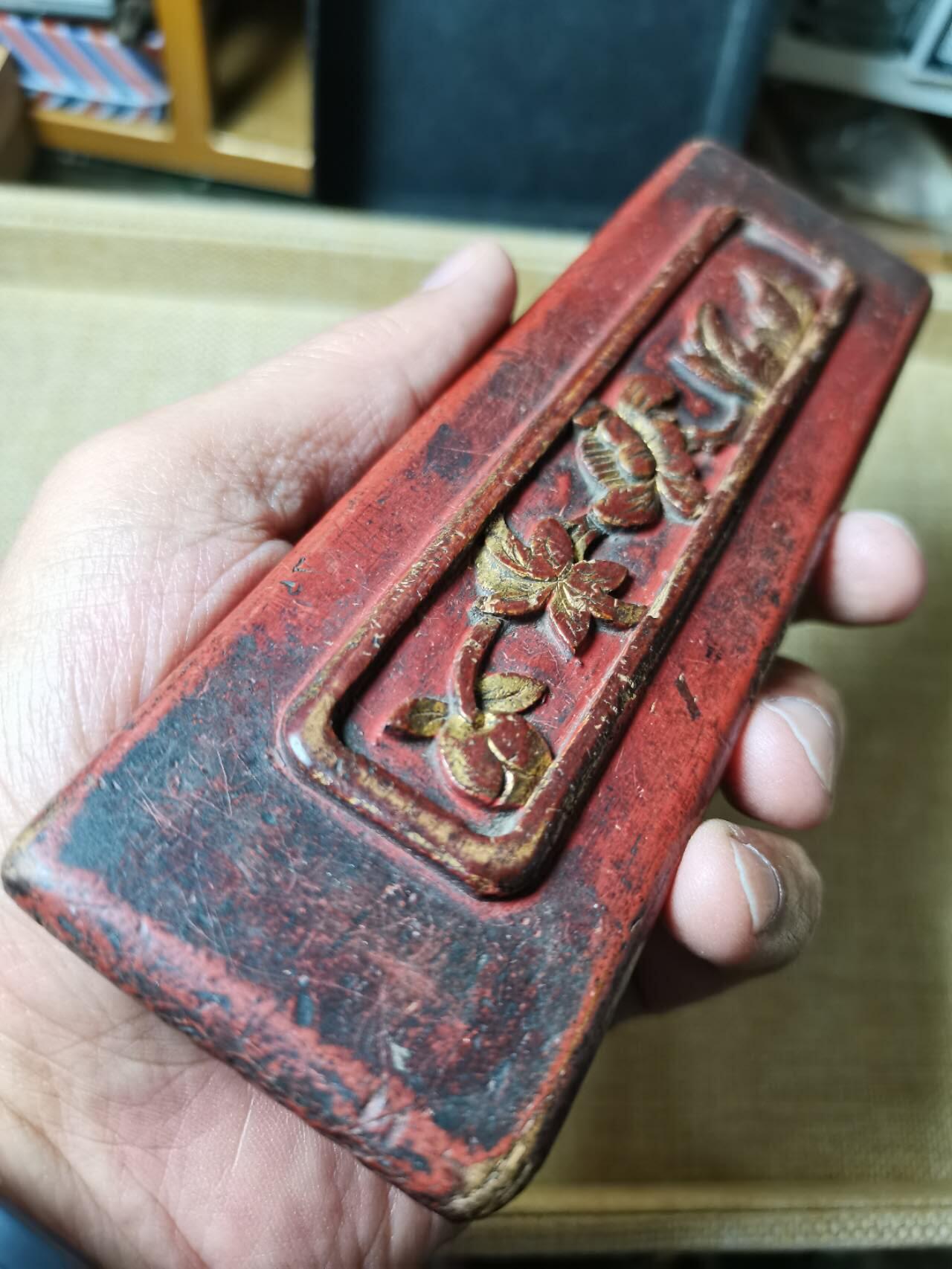 清末红底描金梅花图案女红板