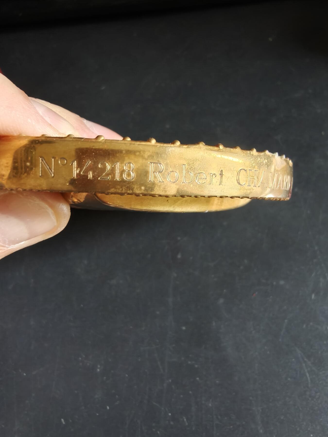 老王徽章第191期 法国夏尔戴高乐将军逝世镀金大铜章     原盒带证书    大师阿尔贝·德·耶格尔作品     青铜镀24k金      带边铭     直径10.7cm      重量713.8g