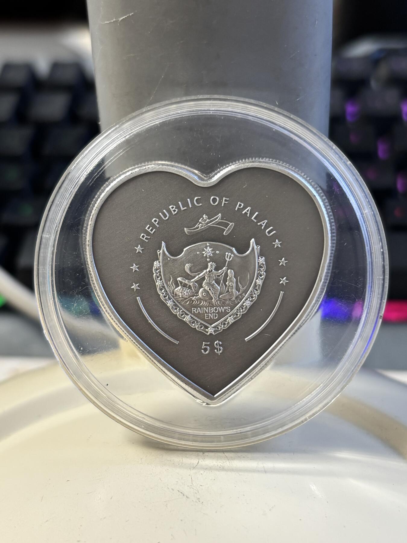 第196期拍卖 帕劳2013年爱你一生一切为你心形镶嵌琥珀仿古银币，999银，发行5000枚