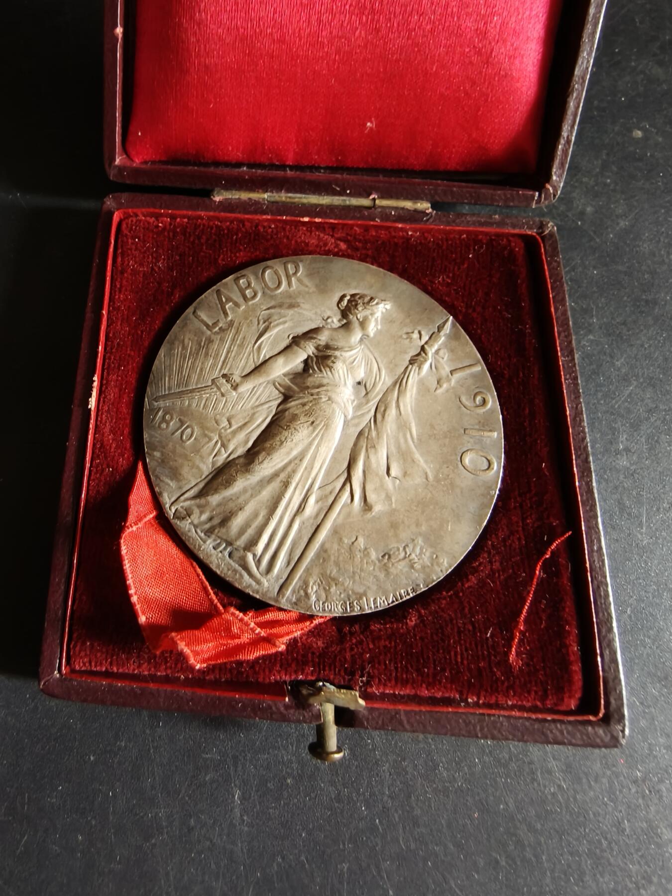 老王徽章第191期 法国劳动主题镀银大铜章       原盒     大师乔治·勒梅尔作品      新古典主义风格胜利女神        直径50mm     重量54.2g